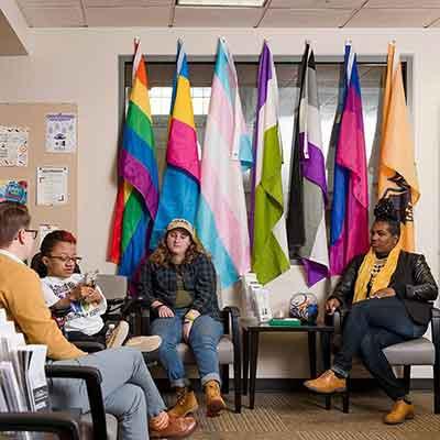 坐在LGBTQ资源中心的学生